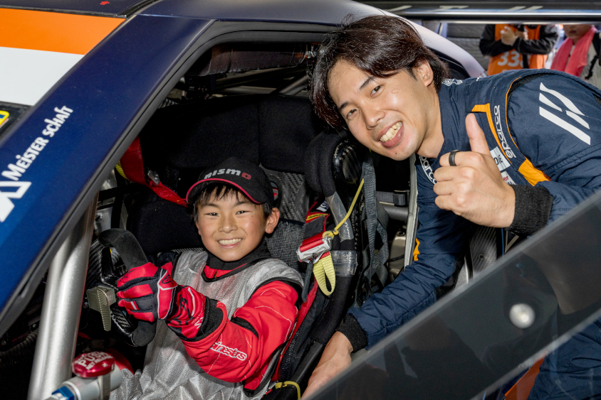 ピットツアーで運転席体験