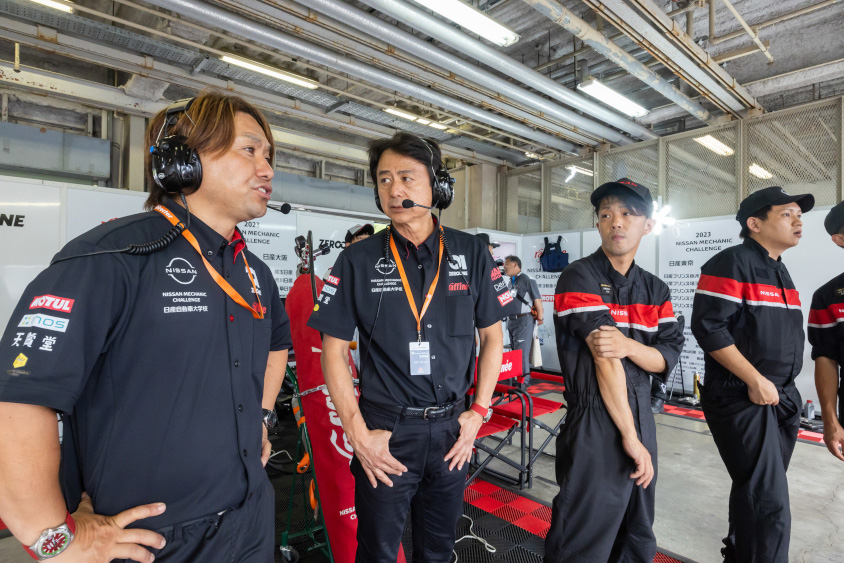 浅野真吾技術統括、河野初樹監督、販売店のメカニック