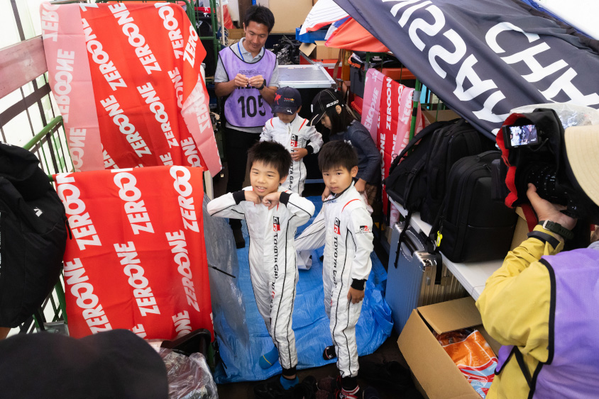 TOYOTA GAZOO Racingのキッズ用レーシングスーツに着替えるお子さんたち