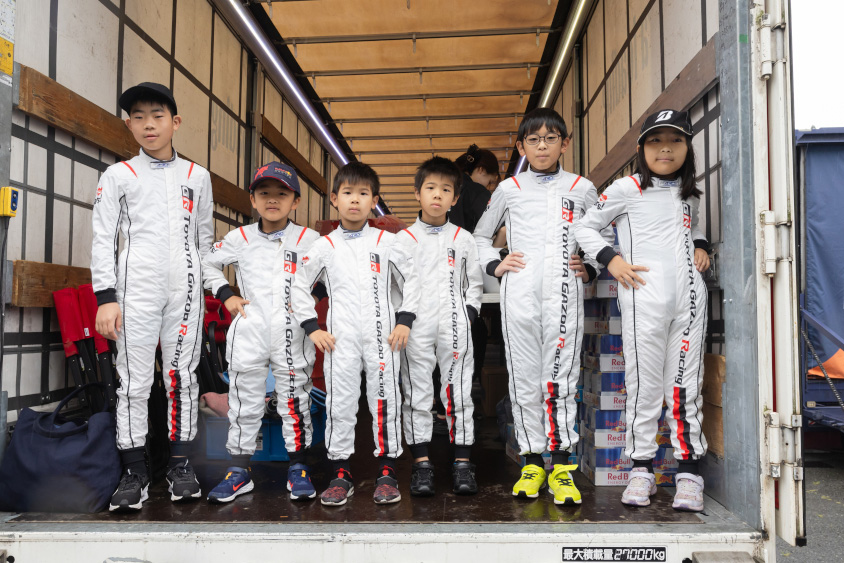 TOYOTA GAZOO Racingのキッズ用レーシングスーツに着替えポーズをとるお子さんたち