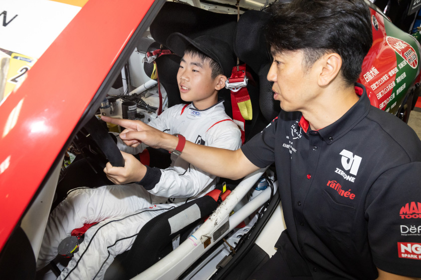 GAZOO.com愛車ピットツアーの運転席体験の様子