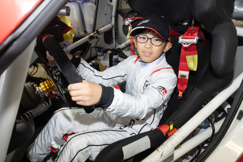 GAZOO.com愛車ピットツアーの運転席体験の様子