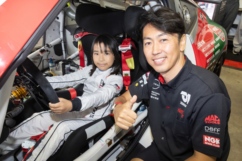 GAZOO.com愛車ピットツアーの運転席体験の様子