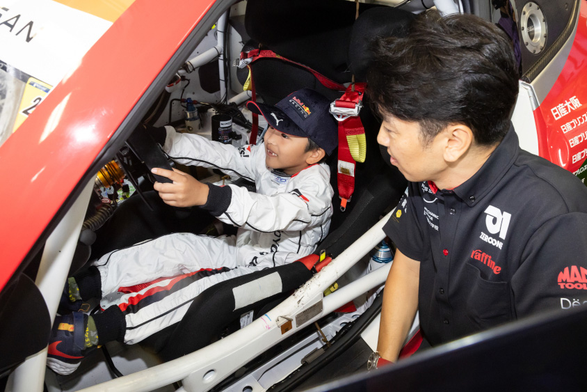 GAZOO.com愛車ピットツアーの運転席体験の様子