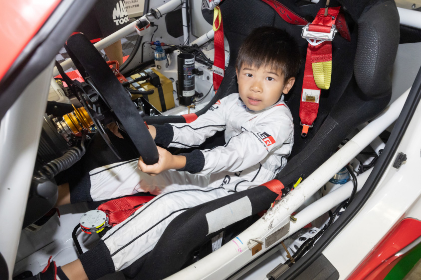 GAZOO.com愛車ピットツアーの運転席体験の様子