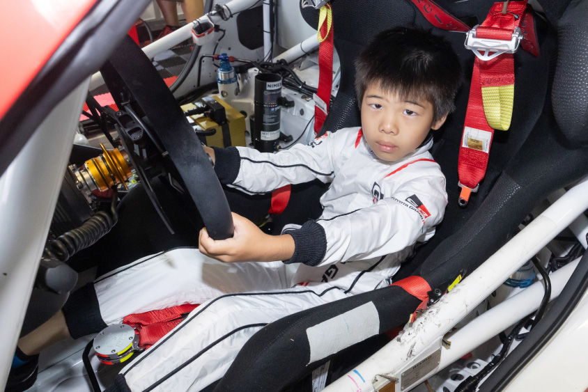 GAZOO.com愛車ピットツアーの運転席体験の様子