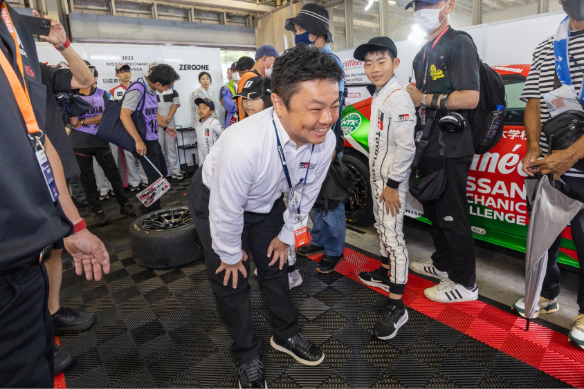 GAZOO.com愛車ピットツアーに参加したGAZOO Racing Companyの高橋智也プレジデント