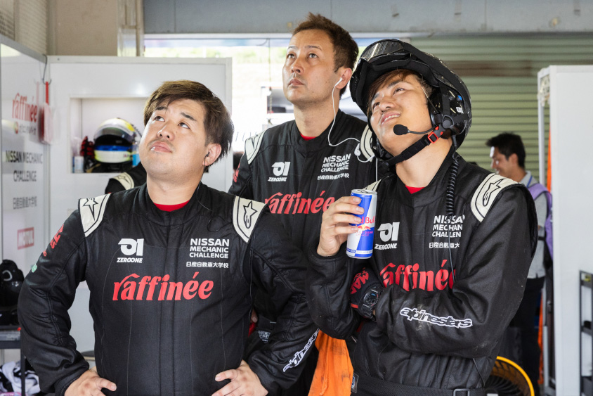 TEAM ZEROONEのメカニックたち