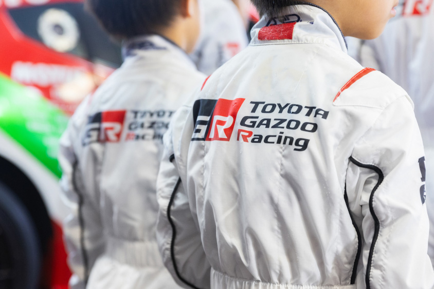 TOYOTA GAZOO Racingのキッズ用のレーシングスーツをきた子供たち