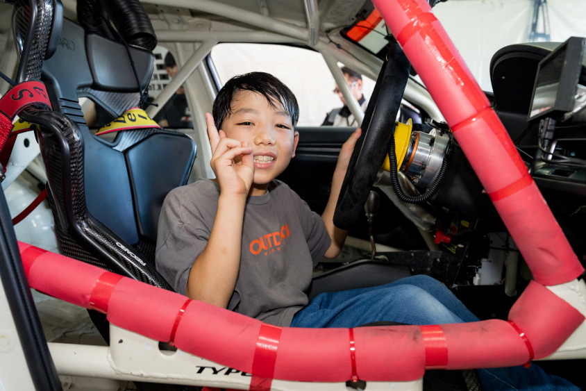 Honda R&D Challenge FL5の運転席で笑顔の少年