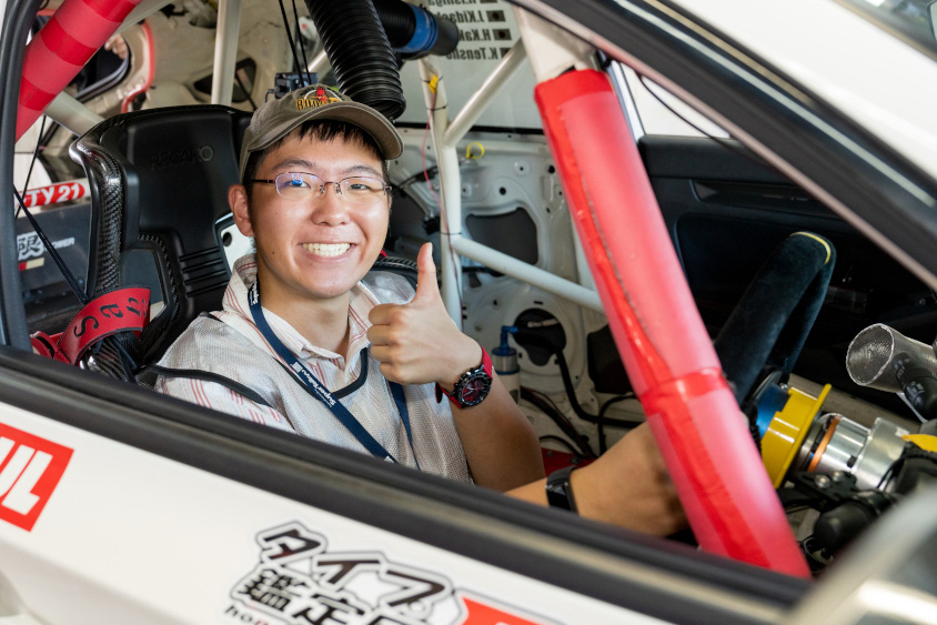 Honda R&D Challenge FL5の運転席で笑顔のお子さん