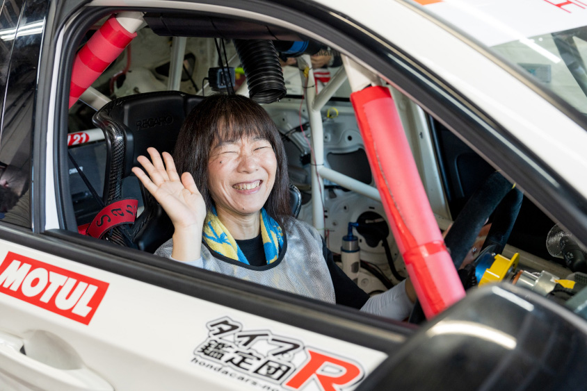 Honda R&D Challenge FL5の運転席で笑顔の女性