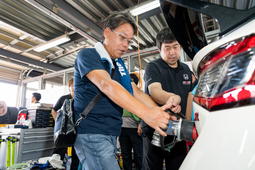 Honda R&D Challenge FL5に給油リグを挿す男性