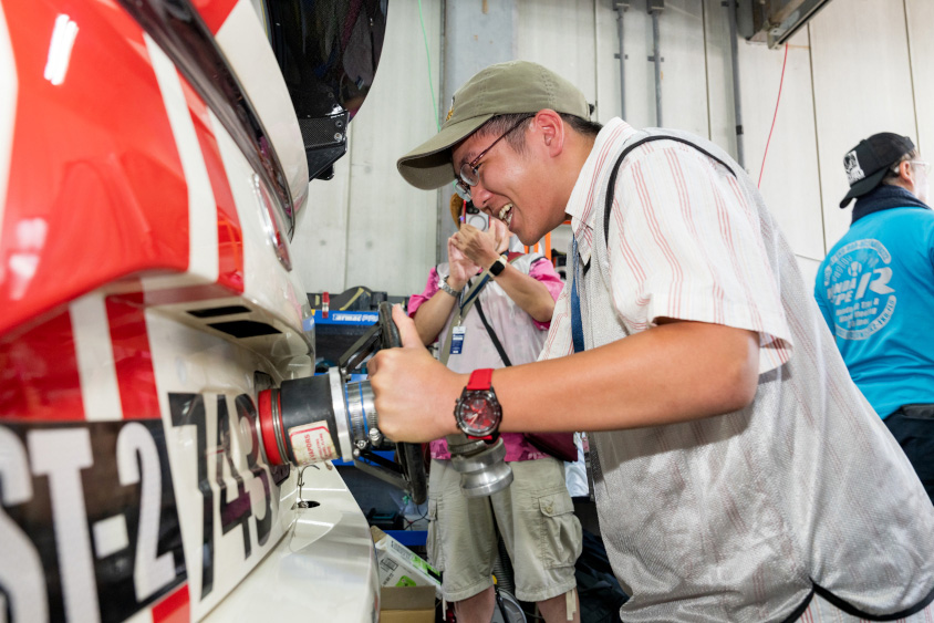 Honda R&D Challenge FL5の給油体験をする男性