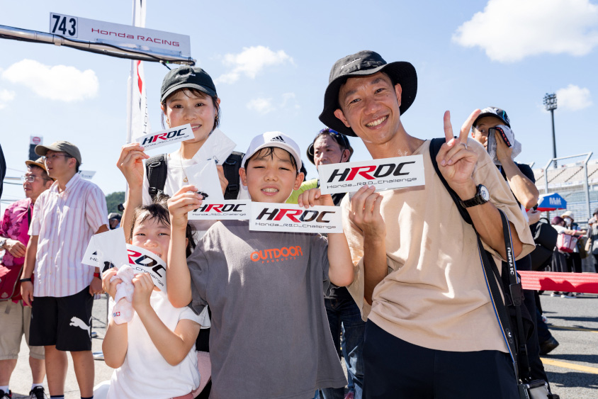 HRDCステッカーを持つピットウォーク参加者