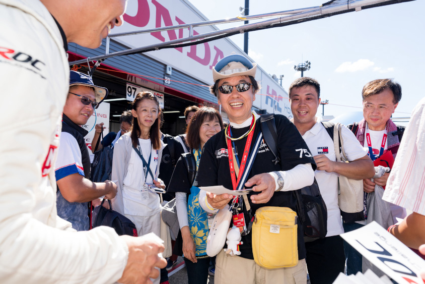 笑顔のピットツアー参加者