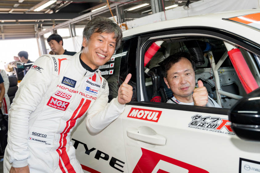石垣博基選手と運転席に座るピットツアー参加者