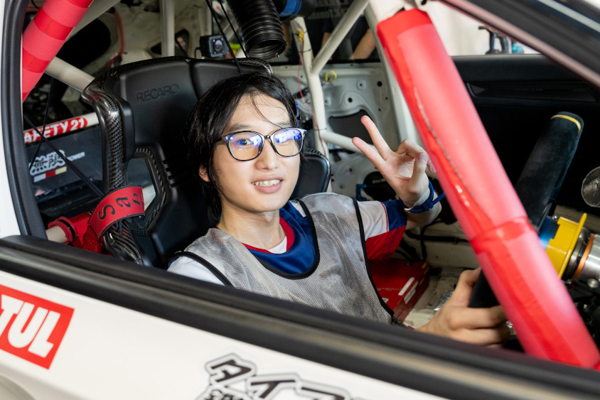 運転席に座るピットツアー参加者