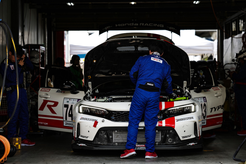 Honda R&D Challenge FL5の整備をするメカニック