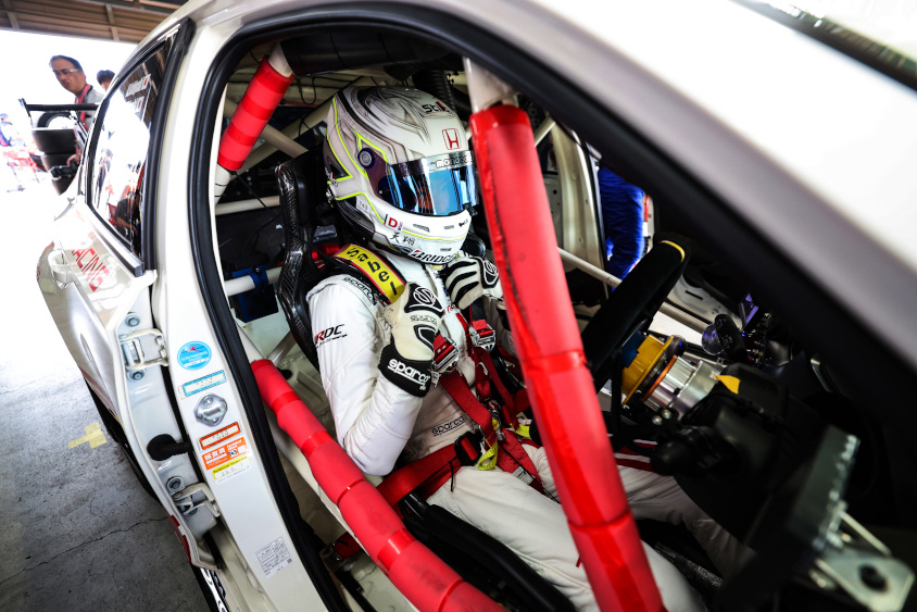 Honda R&D Challenge FL5に乗り込むドライバー