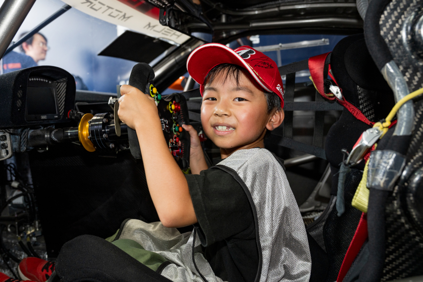 ピットツアーでの運転席体験