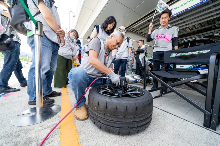 ピットツアーでインパクトレンチの体験