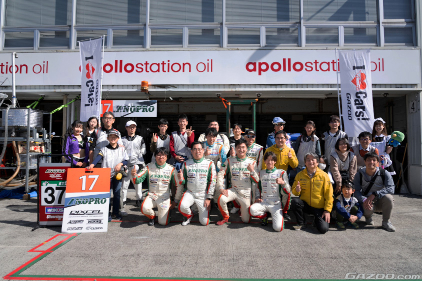 TEAM NOPROでのピットツアーの集合写真