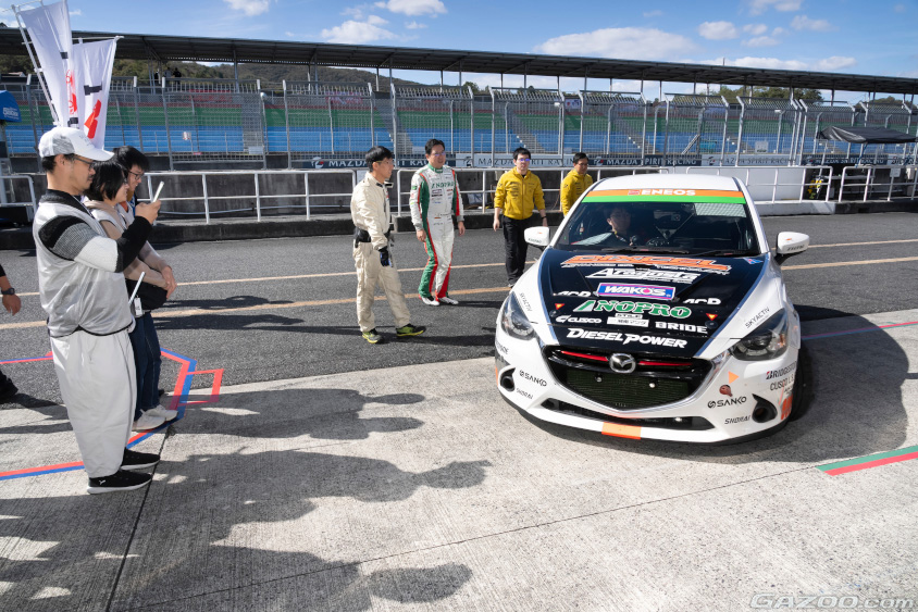 ピットに戻ってきた17号車 DIXCELアラゴスタNOPROデミオ