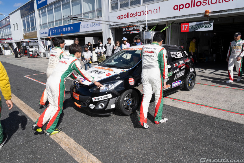 ピットに戻ってきた37号車 DIXCELワコーズNOPROデミオ