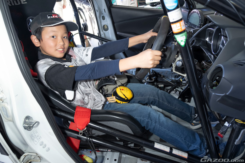 ピットツアーの運転席体験