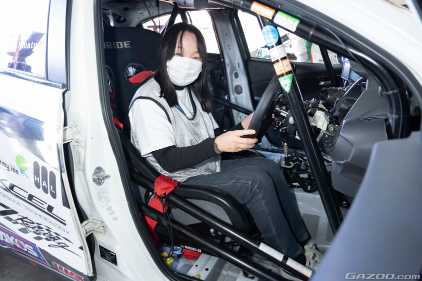 ピットツアーの運転席体験