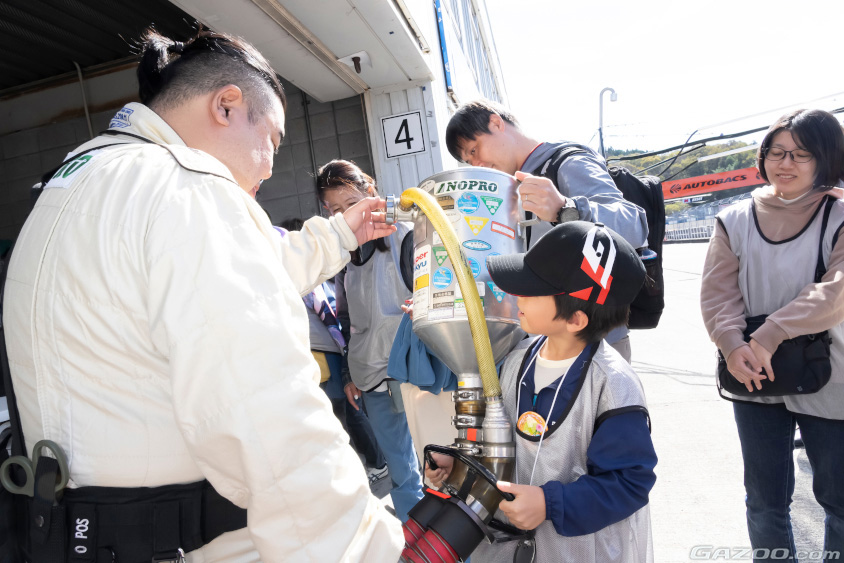 TEAM NOPROで給油担当のずらやん鈴木さん