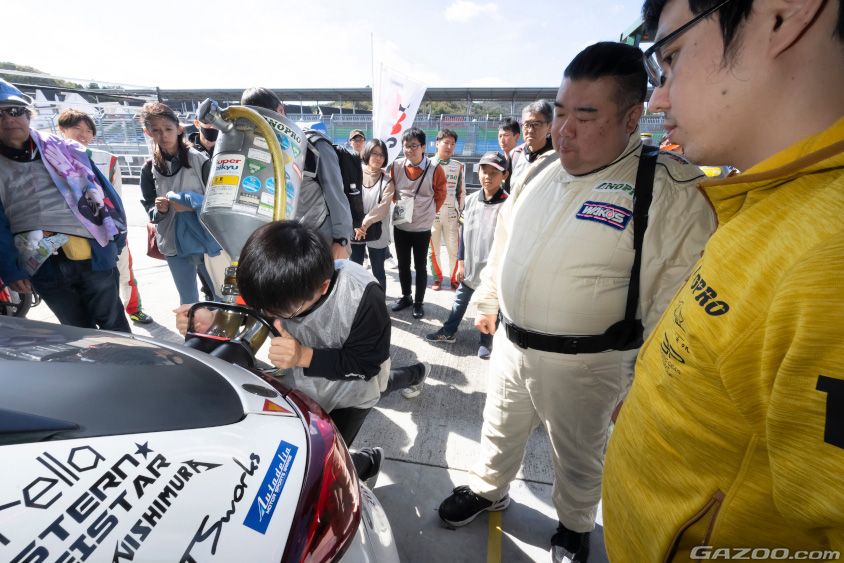 ピットツアーでの給油体験