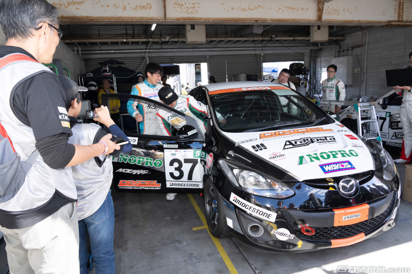 ピットツアーでのドライバー交代の実演