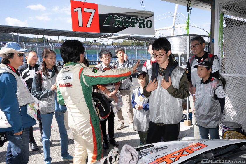 ピットツアーでハンスを体験