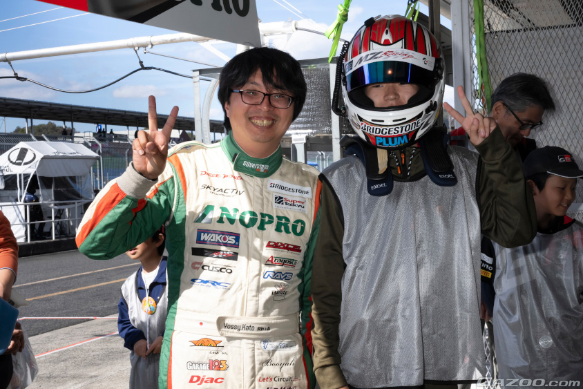 ピットツアーでヘルメットも被らせてもらえた