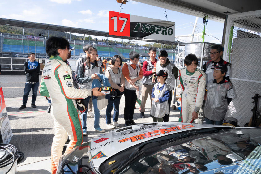 TEAM NOPROでのピットツアーの様子