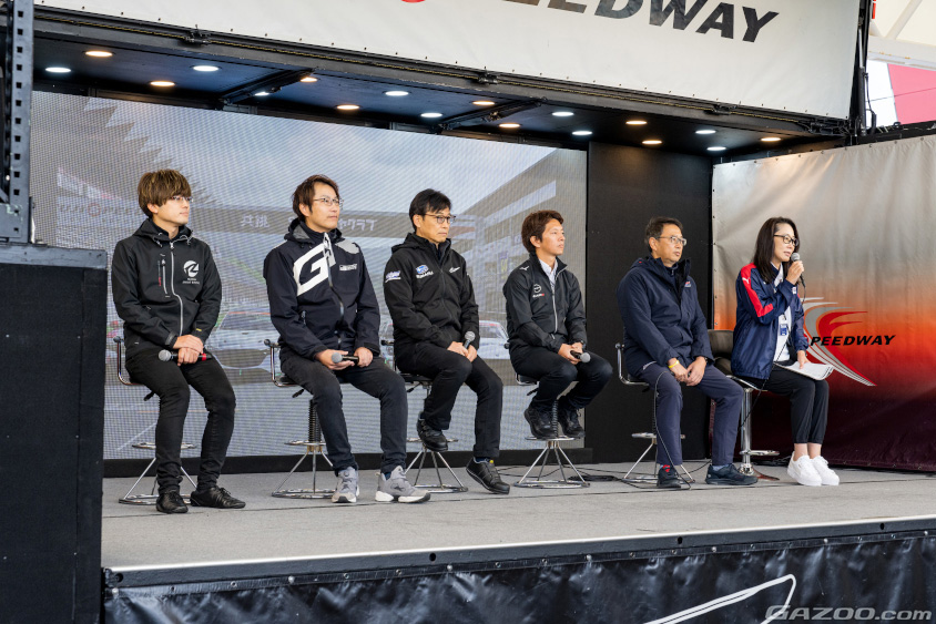 共挑ピットツアー『共挑 S耐ワイガヤクラブ紹介』ステージで説明する桑山晴美事務局長