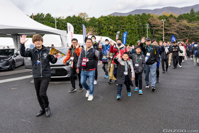 マツダのピットツアーに参加したみなさん