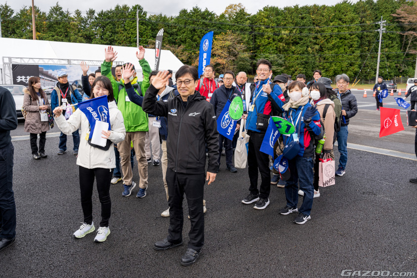 SUBARUのピットツアーに参加したみなさん
