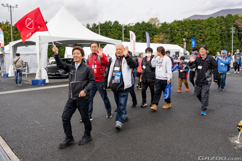 日産のピットツアーに参加したみなさん