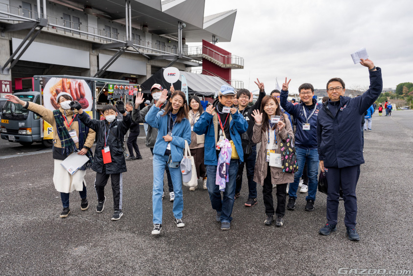 ホンダのピットツアーに参加したみなさん