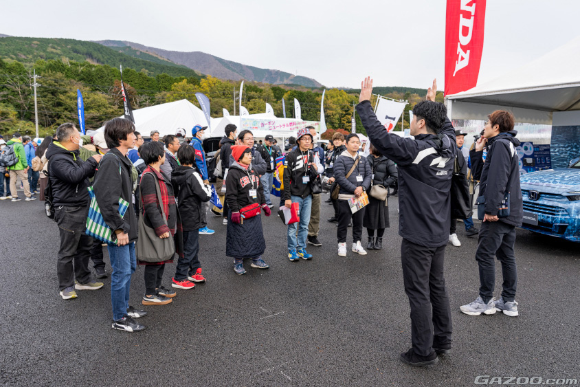 トヨタのピットツアーに参加したみなさん