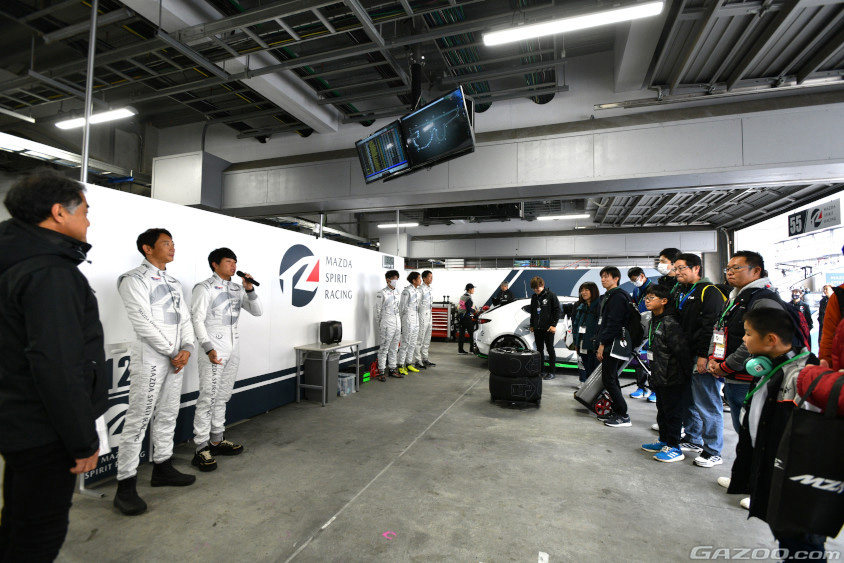 MAZDA SPIRIT RACINGの共挑ピットツアーの様子