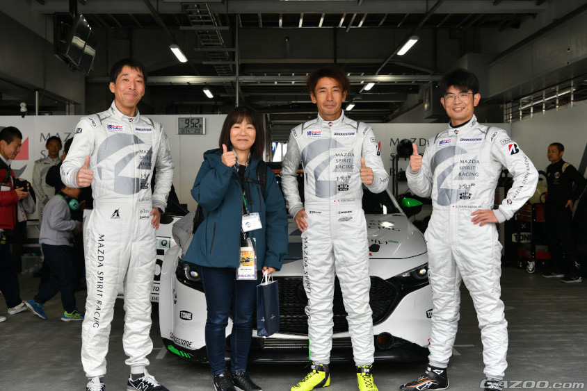 MAZDA SPIRIT RACINGの共挑ピットツアーでドライバーの記念撮影