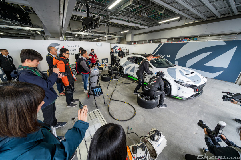 MAZDA SPIRIT RACINGの共挑ピットツアーでタイヤ交換の実演