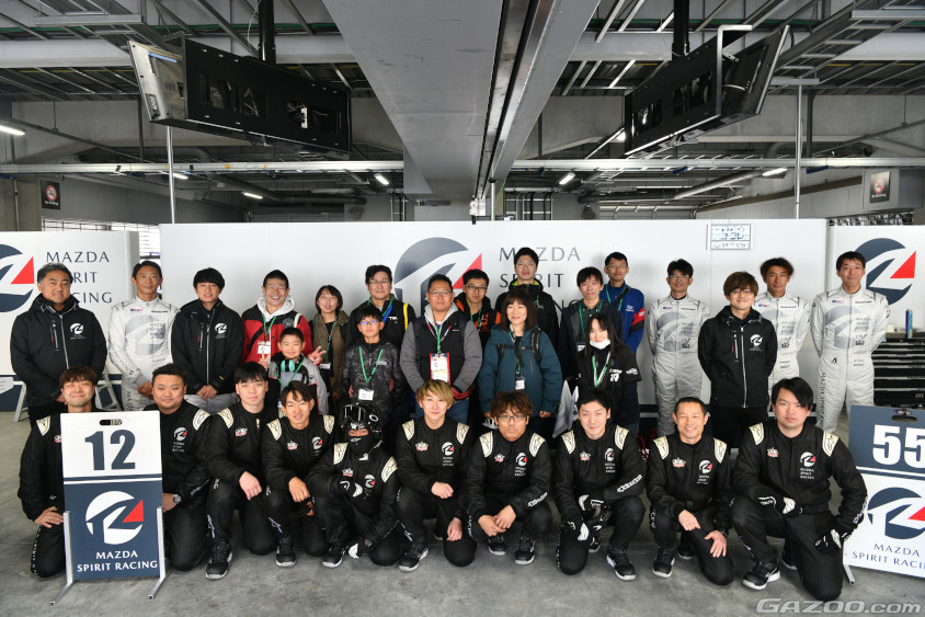MAZDA SPIRIT RACINGの共挑ピットツアーの集合写真