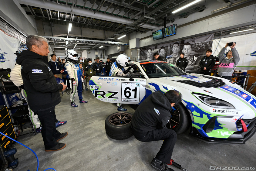 Team SDA Engineeringの共挑ピットツアーでタイヤ交換とドライバー交代の実演