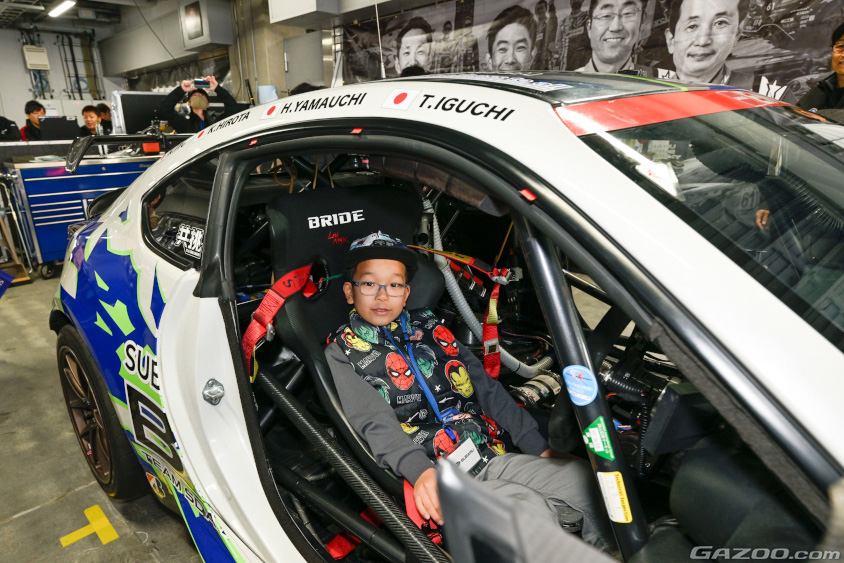 Team SDA Engineeringの共挑ピットツアーで運転席体験