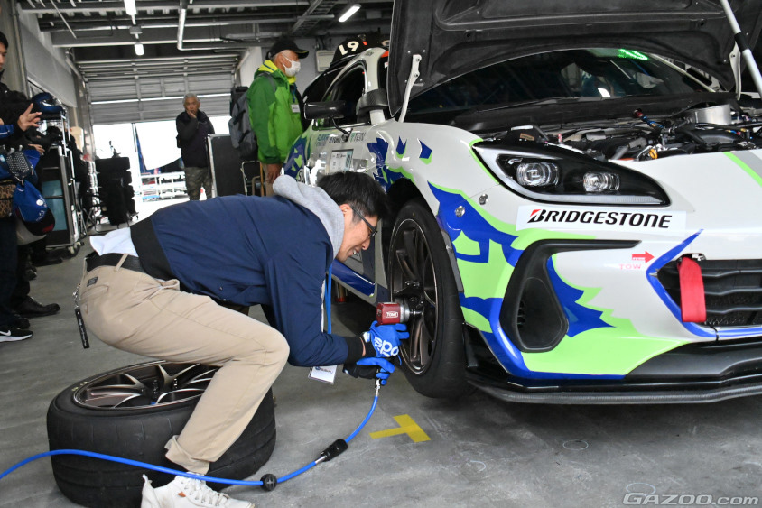 Team SDA Engineeringの共挑ピットツアーで参加者もタイヤ交換を体験